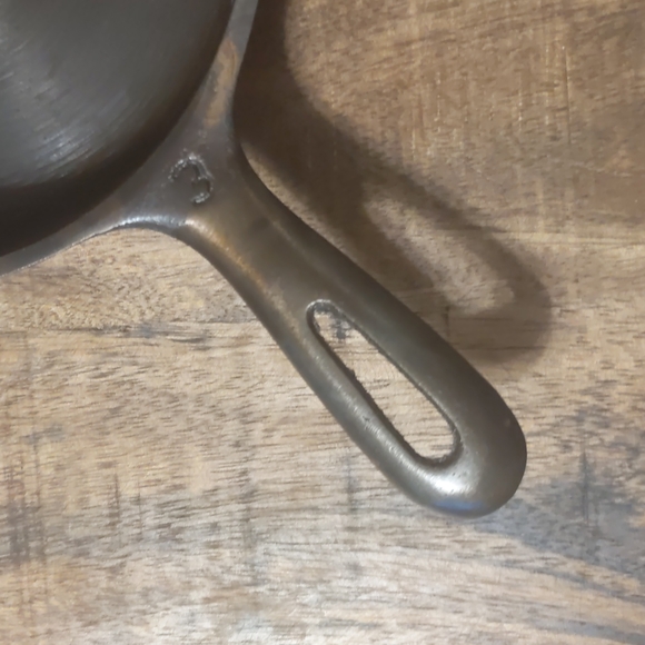 Vintage Unmarked Wagner Cast Iron Skillet, #3 - Picture 4 of 12